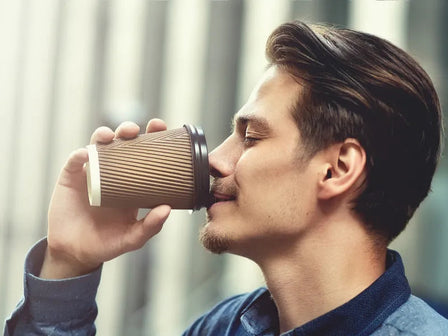 Wirkt Koffein Shampoo gegen Haarausfall? Koffeinhaltige Shampoos versus Shampoos gegen Haarausfall